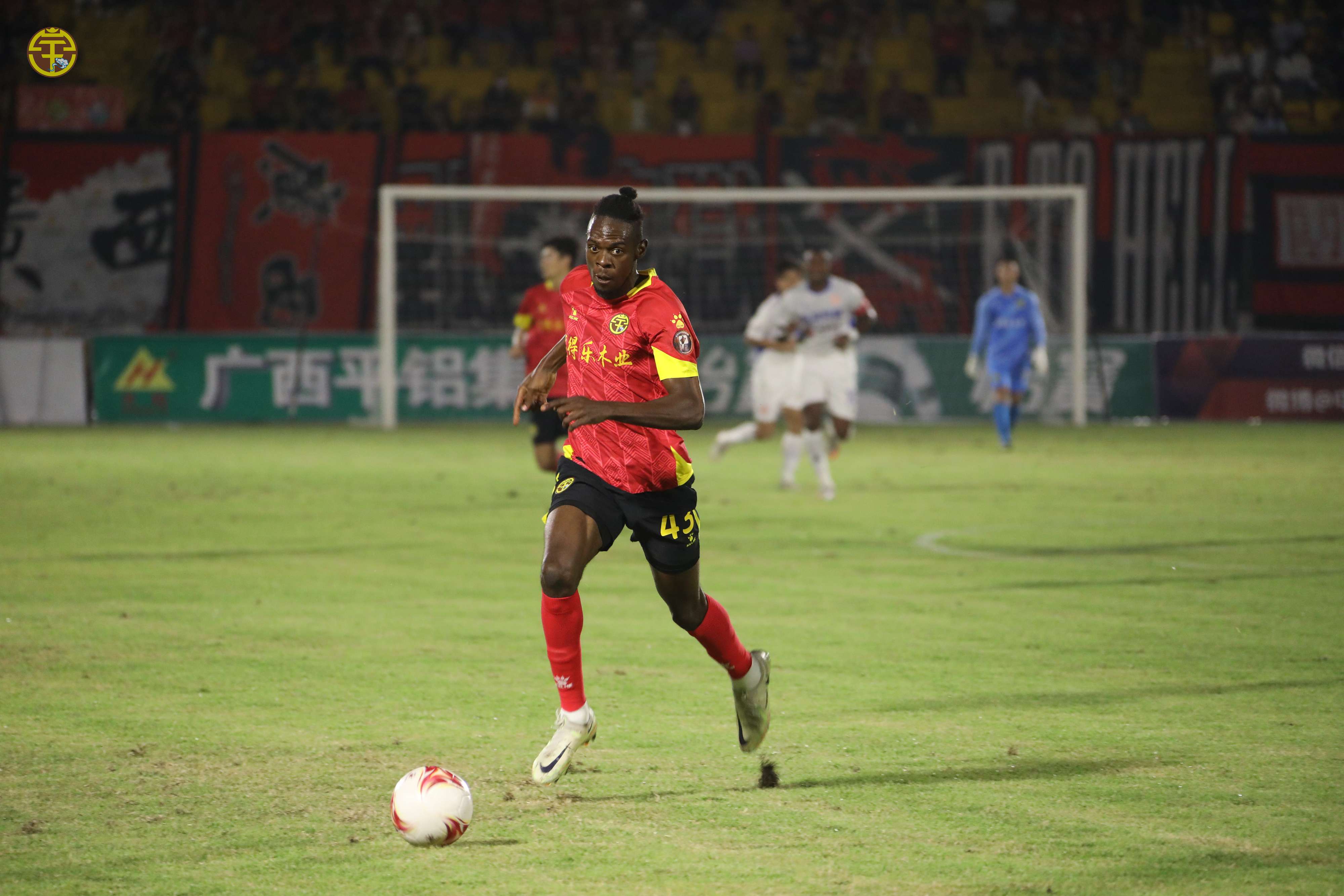 抢眼表现：球员突破射门，引爆全场的简单介绍