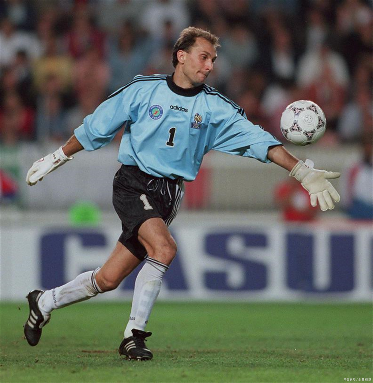 包含里昂客场战胜劲敌，提升积分排名的词条