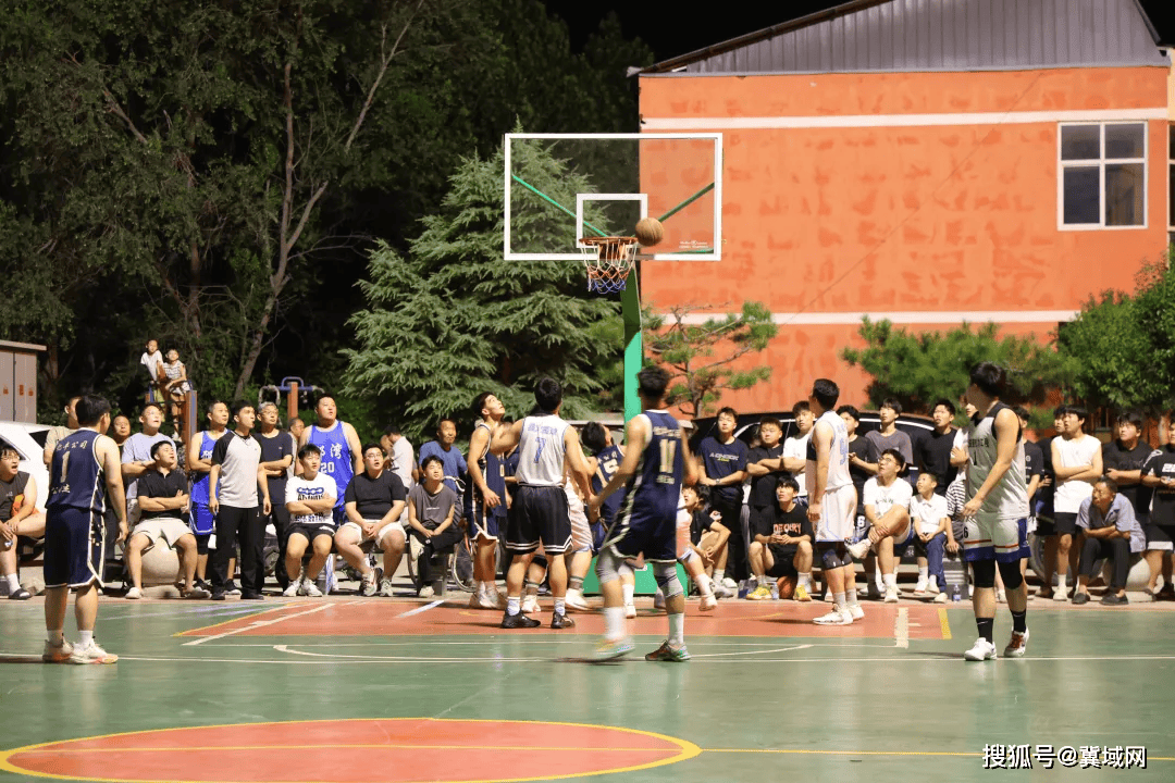 篮球职业联赛赛场上掀起高潮