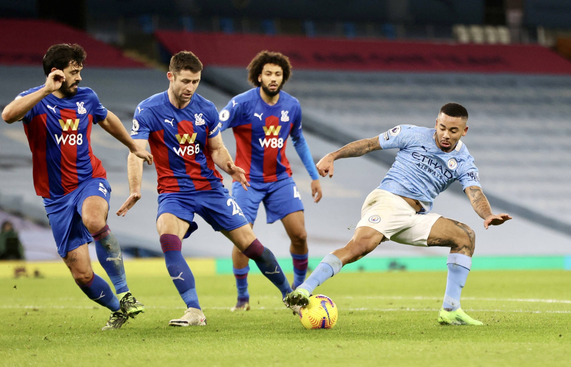 水晶宫足球俱乐部在英超比赛中表现出色表彰他们的精神的简单介绍 水晶宫足球俱乐部在英超比赛中表现出色表彰他们的精神的简单介绍