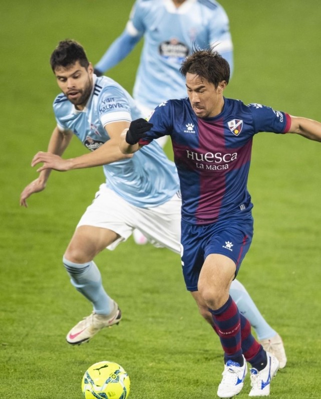 瓦朗谢纳主场取胜，继续领跑积分榜