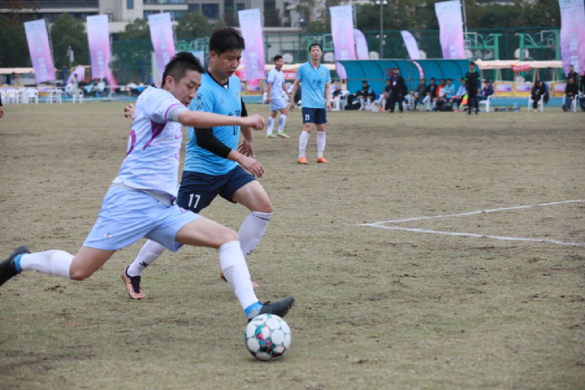 足球赛场火爆情景上演，场面扣人心弦的简单介绍