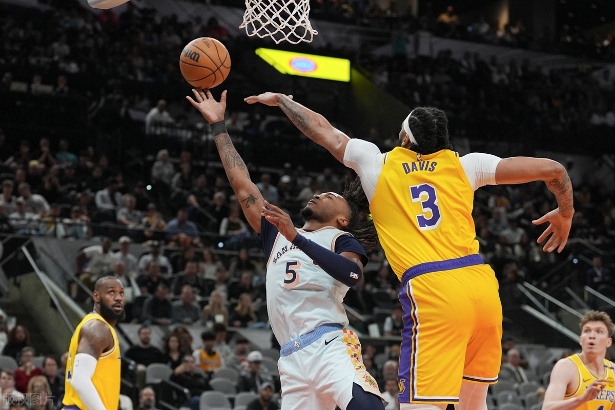 关于马刺鏖战独行侠，浓眉哥带队取胜的信息